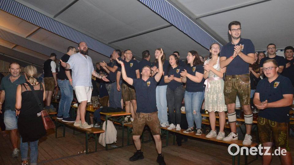 Kräftig gefeiert wird beim Partyabend mit der Band &quot;Froschhaxn&quot;. Bild: bey