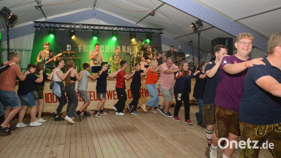 Beim Hit &quot;Amsterdam&quot; hält die Besucher nicht mehr auf den Bänken, eine Riesenpolonaise zieht durch das Festzelt. Bild: bey