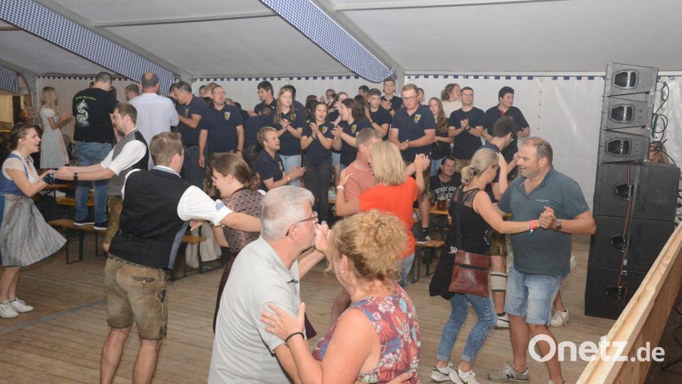 Die tolle Schlagermusik der Band &quot;Froschhaxn&quot; lädt im Festzelt auch zum Tanzen ein. Bild: bey