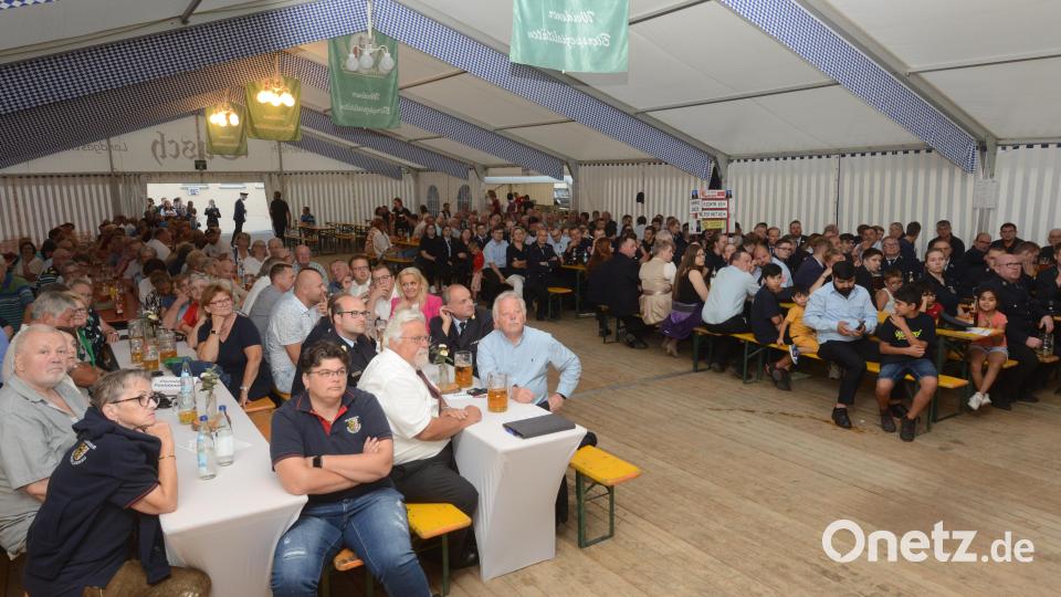 Aufmerksam nehmen die Besucher des Festabends an der Zeitreise &quot;100 Jahre Feuerwehr Oberwildenau&quot; teil. Bild: bey