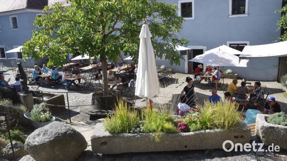 Bereits früh um 10 Uhr nehmen die ersten Zoiglfans an den Tischen im Schafferhof Platz. Bild: fz