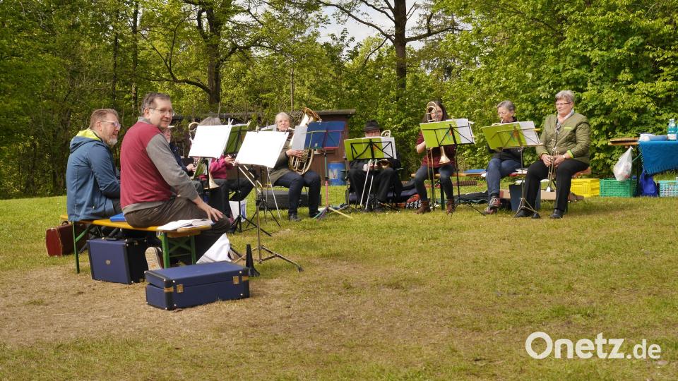 Nicht nur in der Kirche, sondern auch unter freiem Himmel lässt der Posaunenchor seine Instrumente erklingen. Bild: Karin Hannes/exb