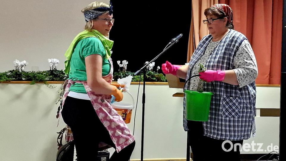 Mit einem Sketch aus dem Urlaub überzeugen Michaela Nickl und Irmgard Zeitler. Bild: R. Kreuzer