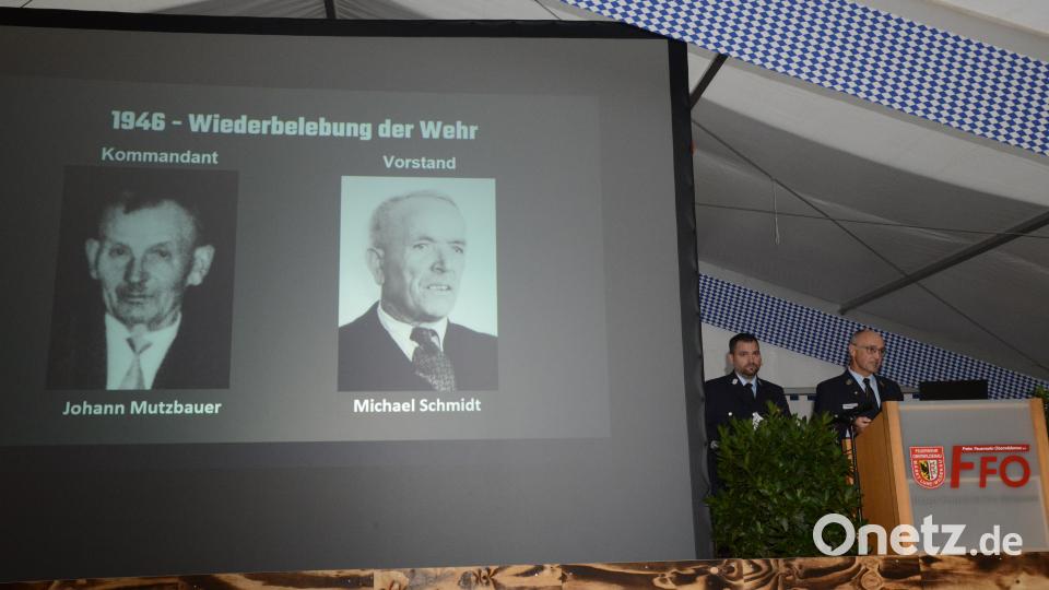 Herbert Pschierer und Sebastian Hartl (von rechts) gehen mit den Besuchern des Festabends auf die Zeitreise &quot;100 Jahre Feuerwehr Oberiwldenau&quot; Bild: bey