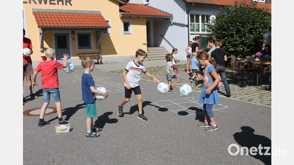Die Kinder haben unter anderem Spaß bei Ballspielen. Bild: pi