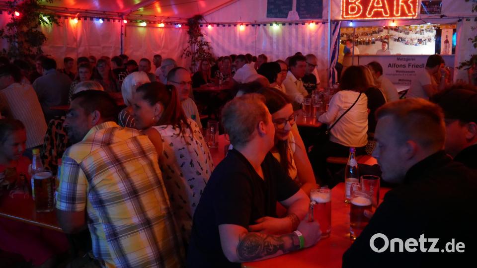 Ein bunt gemischtes Publikum aller Altersgruppen bestätigte wieder einmal den Zusammenhalt der Dorfgemeinschaft. Bild: hmr