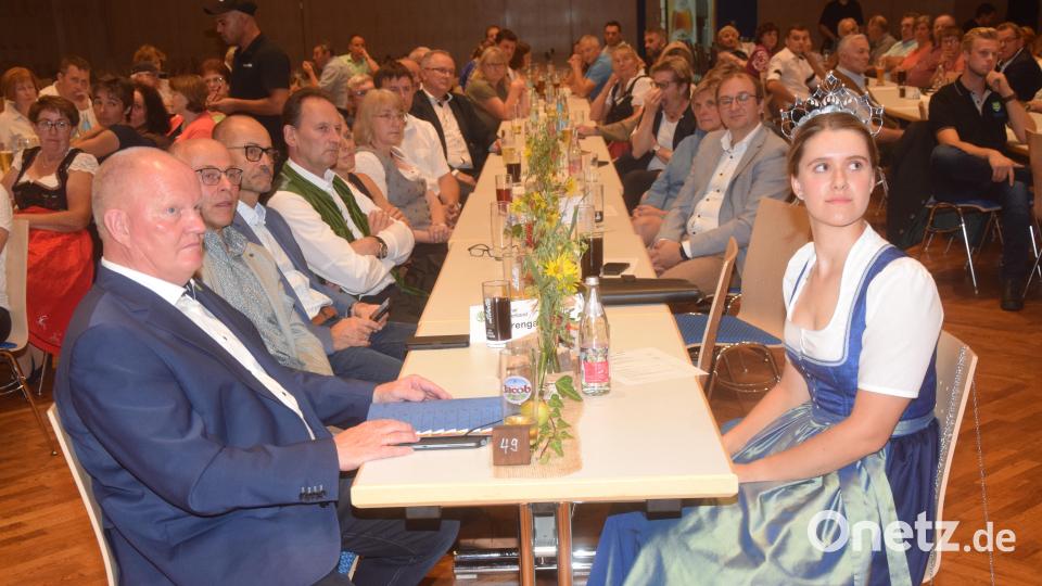 Mit deutlichen Worten beim Nordoberpfälzer Bauerntag. Die Bayerische Milchprinzessin Philomena Mögele und der Präsident der Deutschen Milchbauern Karsten Schmal (vorne von rechts). Bild: fz