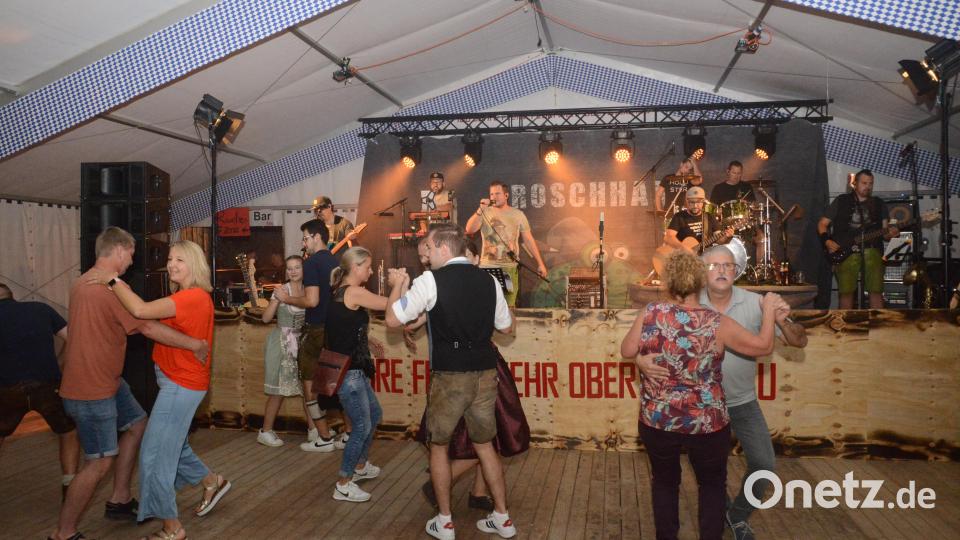 Die tolle Schlagermusik der Band &quot;Froschhaxn&quot; lädt im Festzelt auch zum Tanzen ein. Bild: bey