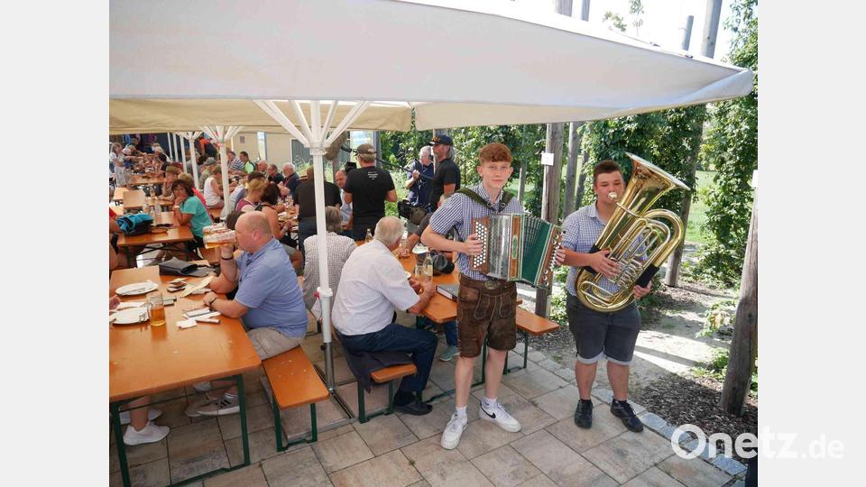 Die Musiker Simon Maier aus Eslarn (Steirische Harmonika) und Johannes Spießl aus Schönsee (Tuba) von &quot;Steirisch Blech&quot; übernahmen das Vormittagsprogramm. Bild: gz