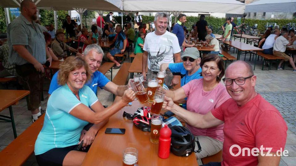 Die Gäste waren mit Bürgermeister Reiner Gäbl bestens gelaunt. Bild: gz