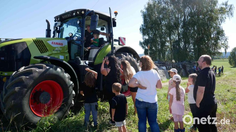 Begehrt war auch das Mitfahren auf einem Traktor wie hier mit zweiten Bürgermeister Thomas Kleber. Bild: gz