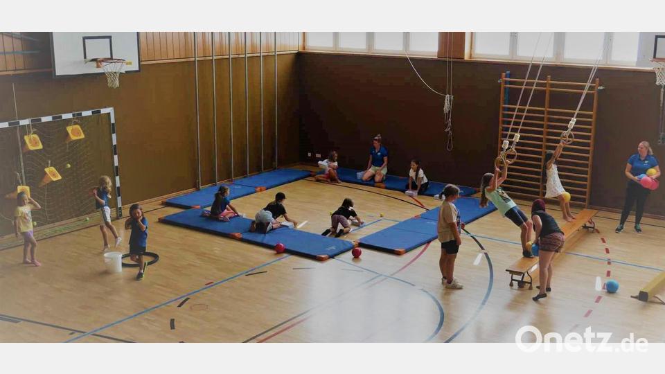 In der Schulturnhalle wurden die Kinder vielfältig beschäftigt. Bild: gz