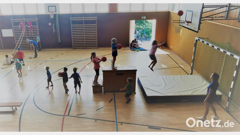Beim Ferienprogramm wurde Basketball in abgewandelter Form und Ballspiele angeboten. Bild: gz