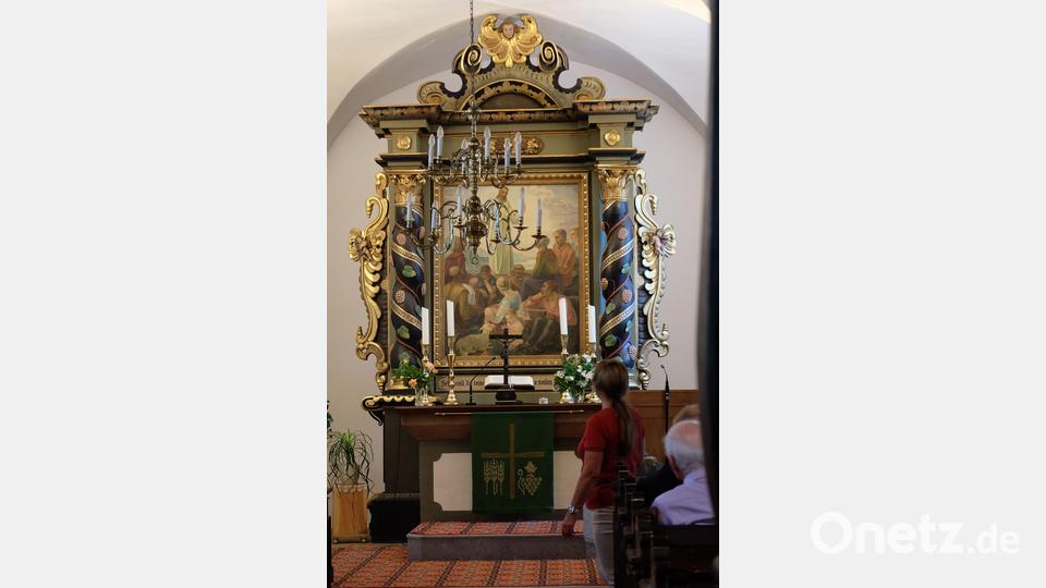 Am alten Barockaltar mit seinen gedrehten Säulen, um die sich Weinlaub und Trauben ranken, befanden sich seitlich zwei Engel, die wie auch die goldenen Kerzenleuchter einmal einem Raub zum Opfer fielen. Die Kerzenleuchter wurden wieder ersetzt, indem ein Gemeindemitglied aus dem asiatischen Raum Kerzenleuchter aus dem Urlaub mitbrachte und der Kirche spendete. Bild: wlr