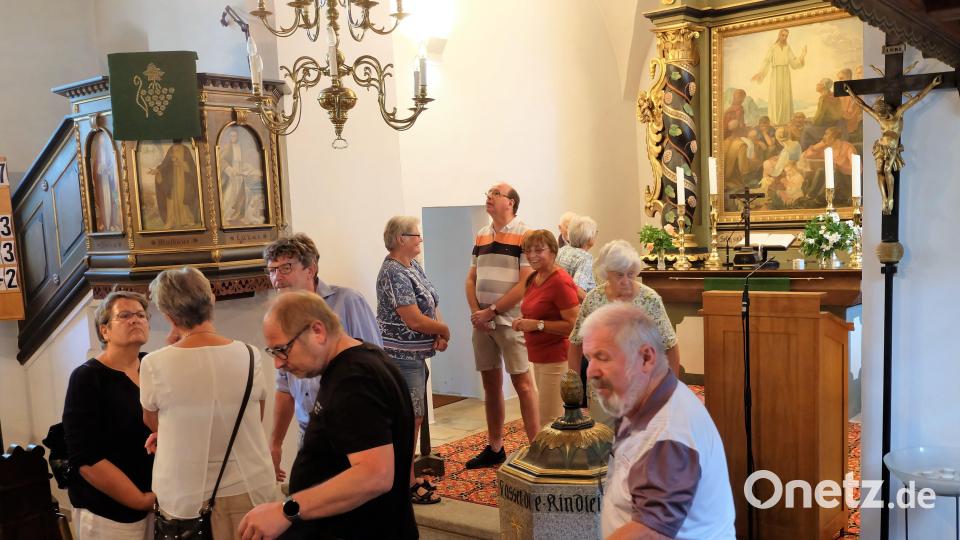 Traudl Klinger (mir rotem Shirt) freute sich über das große Interesse an der Führung in der evangelischen St.-Nikolaus-Kirche zum Tag des offenen Denkmals. Bild: wlr