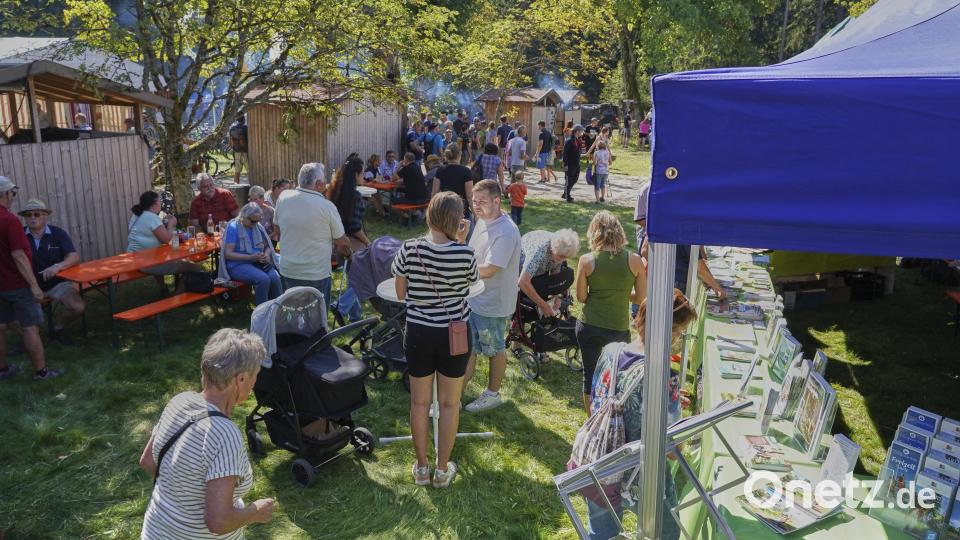 Rund um das Waldhaus waren Verpflegungs- und Informationsstände aufgebaut. Bild: Martin Schmid