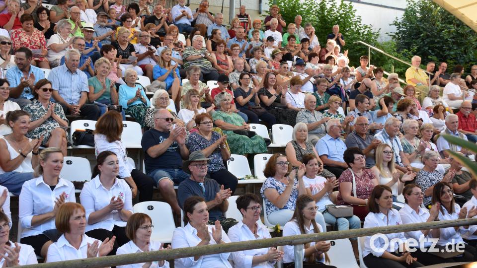Kaum ein Platz war mehr frei auf der Zuschauertribüne der Bärnauer Freilichtbühne. Bild: ubb