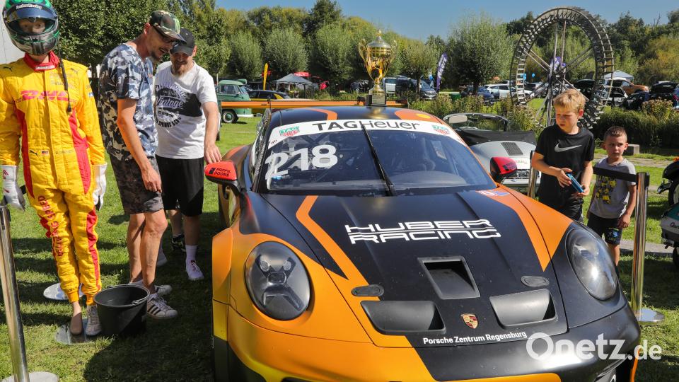 Der Verein &quot;Amberger Kinder helfen&quot; präsentierte Motorwelten auf dem ehemaligen LGS-Gelände. Zu sehen waren unter anderem dieser Porsche-Cup-Rennwagen. Bild: Wolfgang Steinbacher