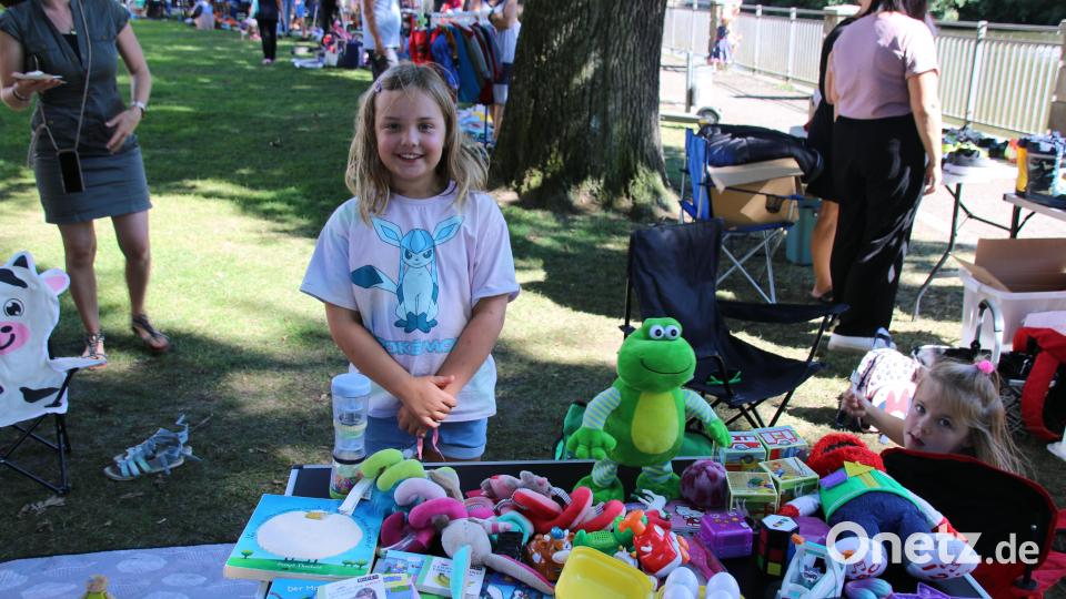 Sophie Fenzls tanzender und singender Frosch legt auch mal ungefragt los. Nun sucht er ein neues Kind zum Erfreuen. Bild: sne