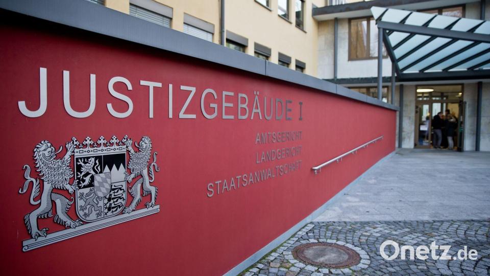 Vor gut sechs Monaten fanden Passanten die Frau in ihrem Laden. Nun ist ein 18-Jähriger angeklagt. Symbolbild: Daniel Karmann/dpa