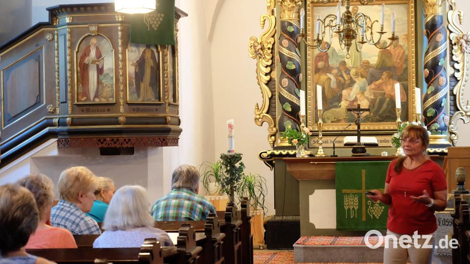 Gespannt lauschten die Besucher den Ausführungen von Traudl Klinger über den Jahrhunderte alten Sakralbau, der dem heiligen Nikolaus geweiht ist. Bild: wlr