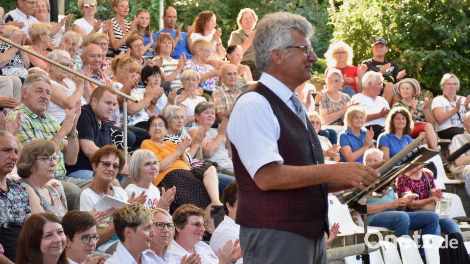 Kurt Weiß, Leiter des Männergesangvereins Bärnau, hatte die Idee, die drei Chöre einmal zusammenzubringen. Bild: ubb