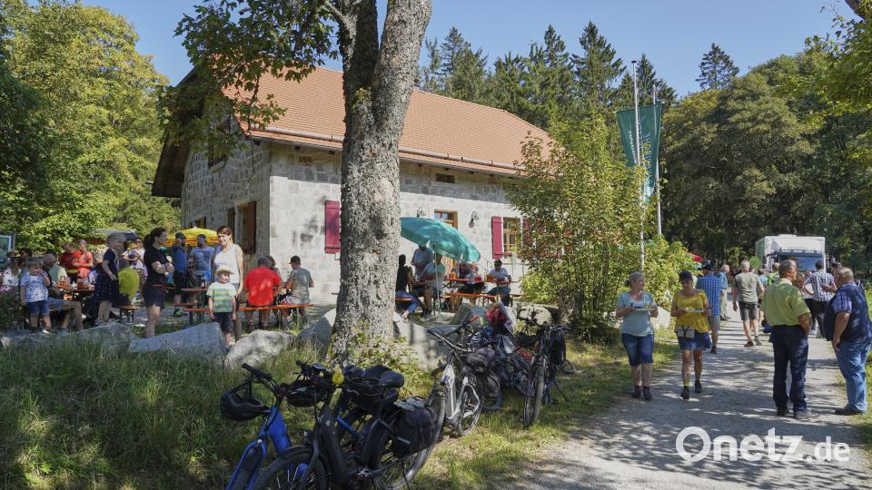 Auch viele Fahrradfahrer steuerten das Waldhaus an. Bild: Martin Schmid