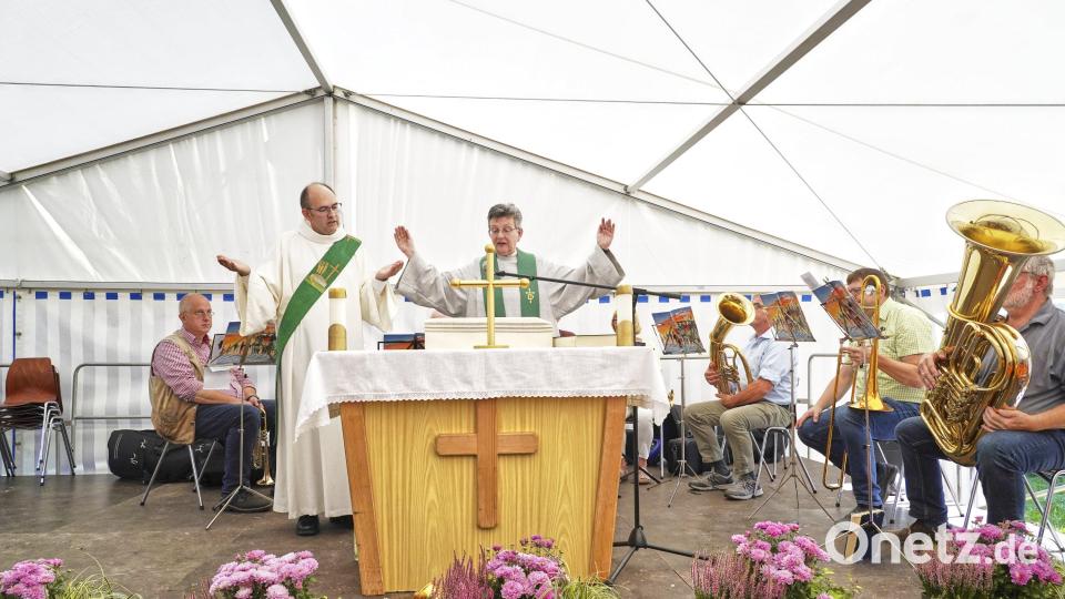 Den Gottesdienst feierten gemeinsam der katholische Diakon Martin Schraml und seine evangelische Amtskollegin Anke Himmel. Bild: Martin Schmid/exb