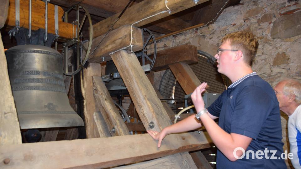 Florian Rieger zeigt bei der Turmbegehung den imposanten Glockenstuhl und ließ die Glocken erklingen Bild: wku