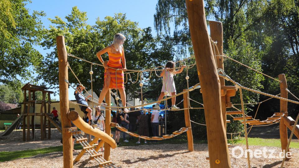 Die Kinder toben im Staddteil Luitpoldhöhe auf den neuen Geräten. Bild: Wolfgang Steinbacher