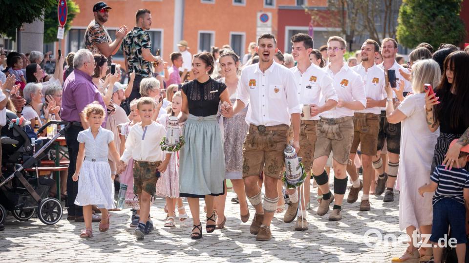 Einmarsch der Erwachsenen- und der Kinderpaare auf den Marktplatz: Das Austanzen des Kirwabaums war am Sonntagnachmittag der Höhepunkt der Wernberger Kirwa. Bild: Radowsky/exb