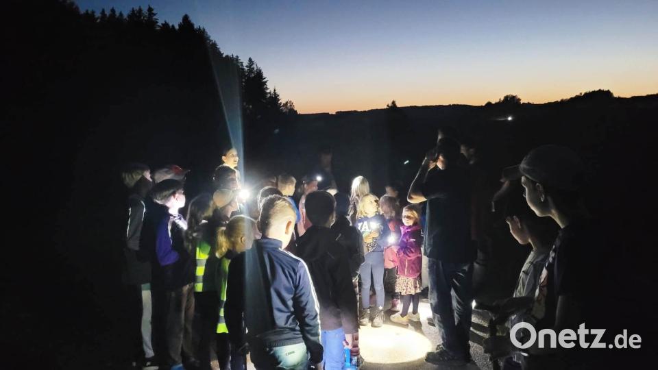 Ganz schön gruselig in stockdunkler Nacht nur mit Taschenlampen unterwegs zu sein. Bild: CSU Wurz/exb