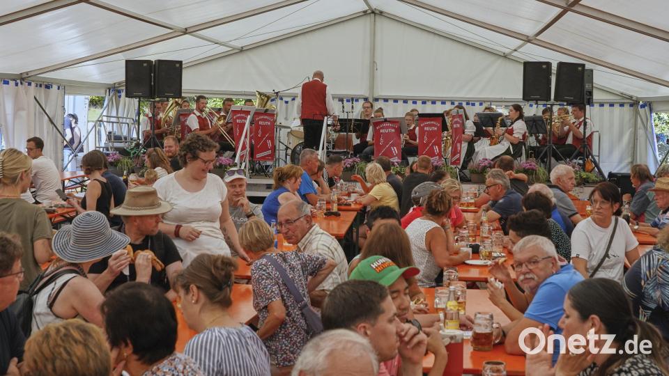 Die Blaskapelle Reuth spielte im Festzelt auf. Bild: Martin Schmid