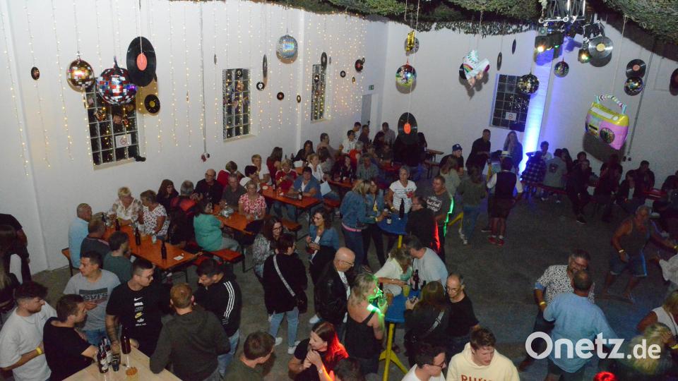 Die Wassermann-Halle mit ihrer Dekoration und den vielen Lichteffekten bot einen idealen Rahmen für die Schlagerparty der Theaterfreunde Pleystein. Bild: bey
