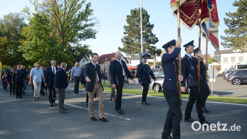 Nach dem Festgottesdienst zogen die Gäste mit den Fahnenträgern zum Feuerwehrgerätehaus. Bild: bey