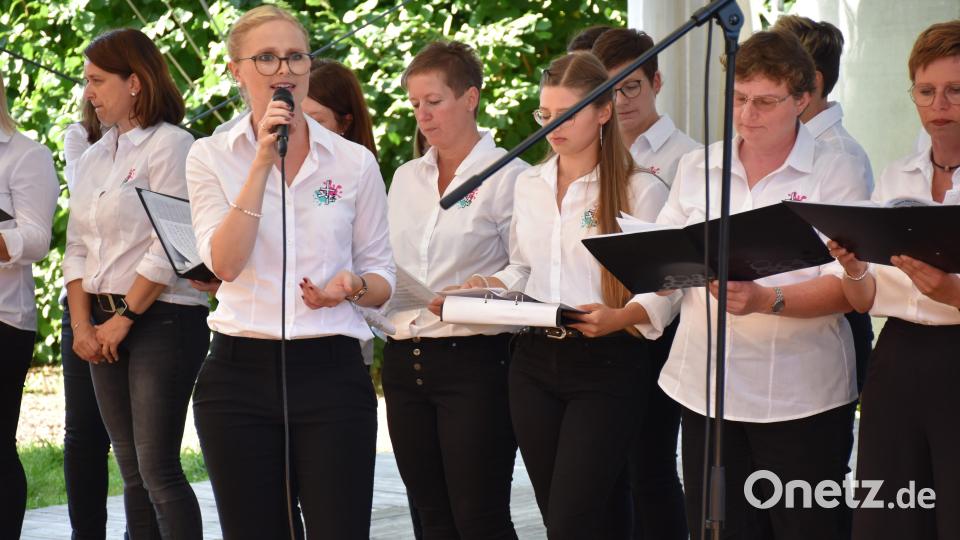 Chorleiterin Karina Jobst (mit Mikrofon) sang bei einigen Liedern auch selbst mit. Bild: ubb