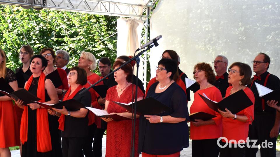 In Rot und Schwarz gekleidet zeigte sich der Chor &quot;Music &amp; More&quot;. Bild: ubb