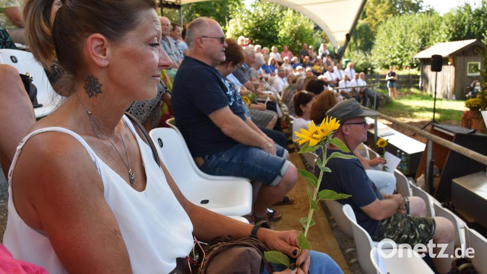 Als dann die Sängerinnen von &quot;Klangfarben&quot; noch Sonnenblumen an einige Gäste verteilten, waren die Herzen der Zuhörer umgehend erobert. Bild: ubb