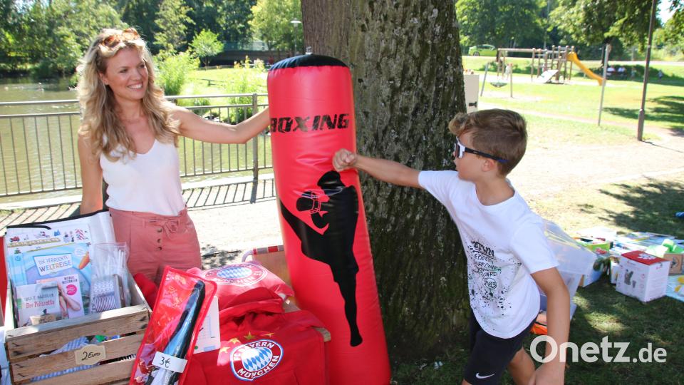 Der Kinderboxsack ist für Maximilian Markert kein Gegner mehr. Wenn Mama Juliane diesen nicht festhält fällt er glatt um. Darum suchte er einen neuen Eigentümer. Bild: sne