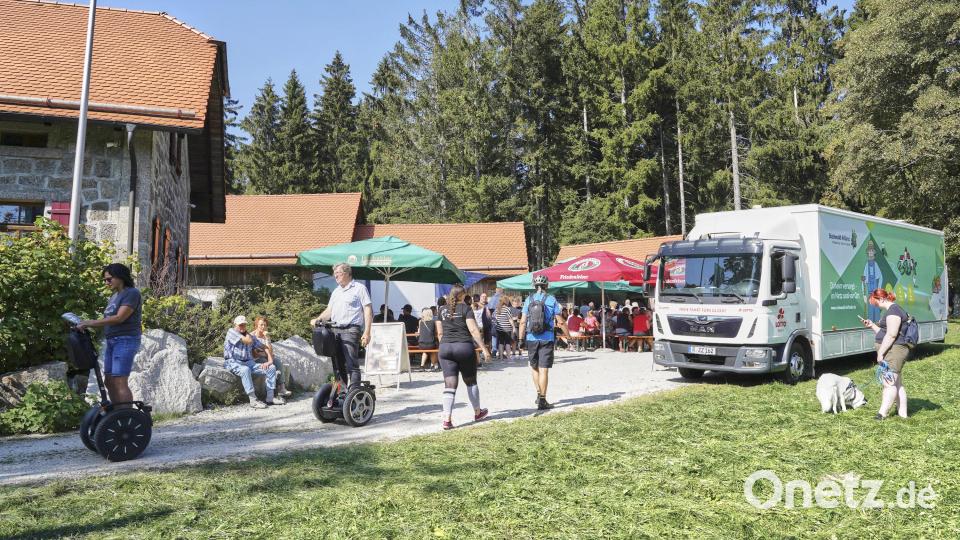 Auch der Mobile Dorfladen stand beim Waldhaus. Bild: Martin Schmid/exb