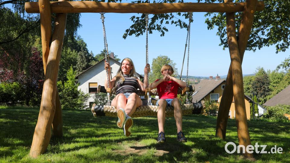 Nicole Thiede und ihr Nachbar Maximilian Möller schaukeln auf der neuen Seniorenschaukel. Bild: Wolfgang Steinbacher