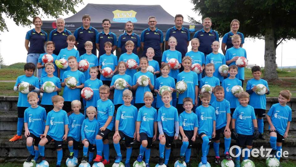 Die Mädels und Jungs mit ihrem Trainer- und Versorgungsteam. Bild: gz