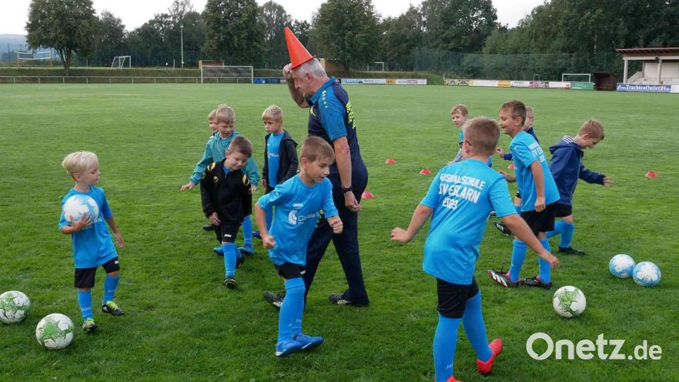 Die ehrenamtlich tätigen Trainer führten auch die jüngsten Teilnehmer spielerisch zum Fußball. Bild: gz