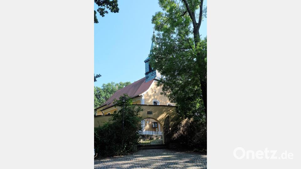 Ein alter Wall und Graben, verstärkt durch eine durchgehende, bestehende Befestigungsmauer umgibt schützend das Gotteshaus und den alten Friedhof und gibt ihm immer noch die Wehrhaftigkeit, die damals zum Schutze beabsichtigt war. Bild: wlr