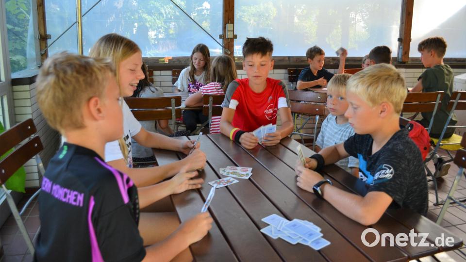 Wie die Großen sitzen die 15 Kinder an den Tischen im Bräustüberl und versuchen, den Stich für sich zu gewinnen. Bild: kki