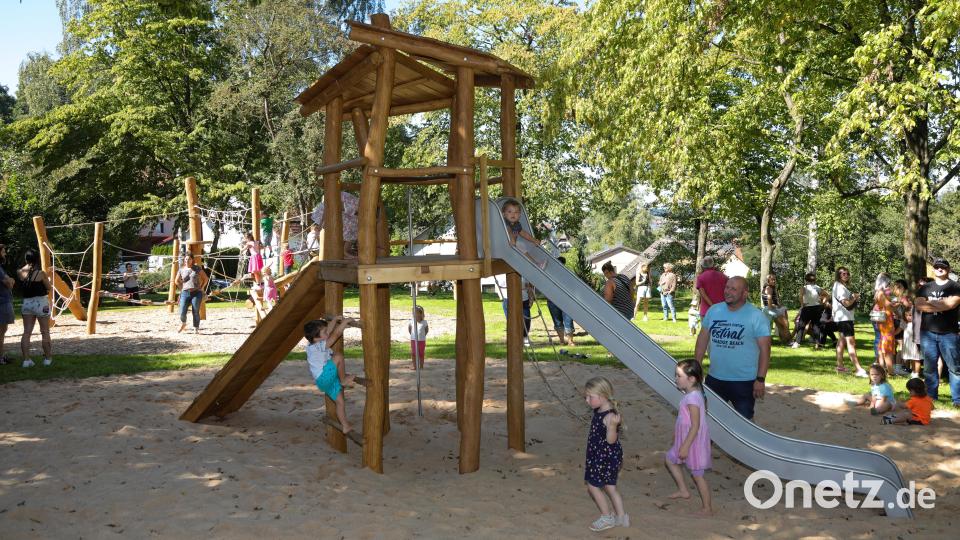 Die Kinder toben im Staddteil Luitpoldhöhe auf den neuen Geräten. Bild: Wolfgang Steinbacher