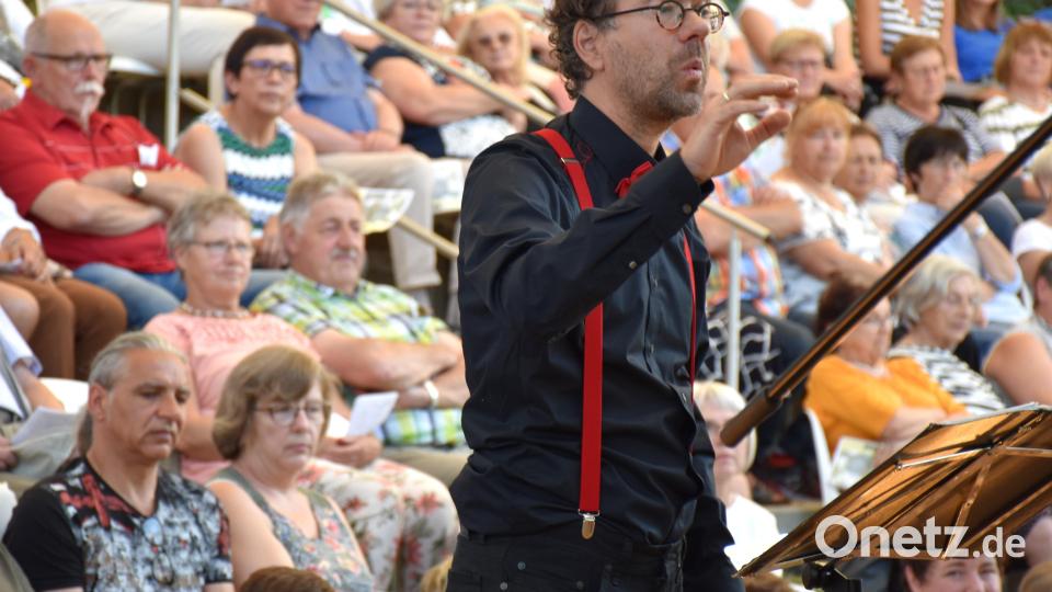 Chorleiter Andreas Neumayr von &quot;Music &amp; More&quot; in Aktion. Bild: ubb