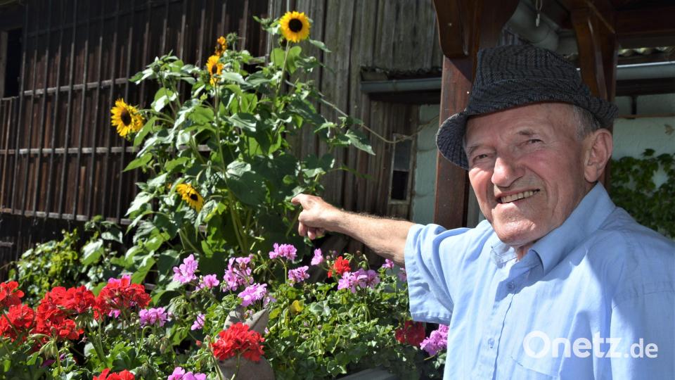 Josef Scharf ist stolz auf die Blütenpracht auf seinem Anwesen. Bild: jr