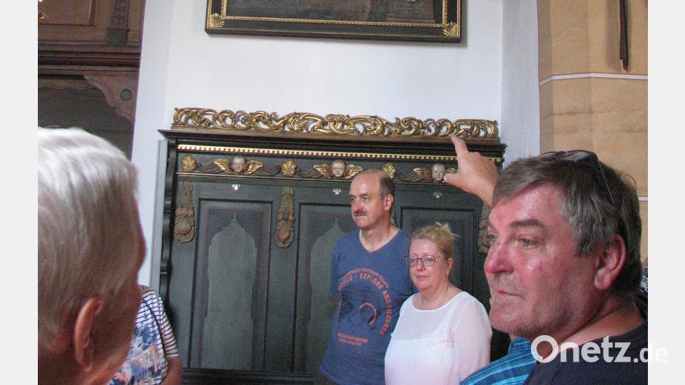Harald Stengel (vorne rechts) zeigt auf das ursprüngliche Altarbild mit den Heiligen Petrus und Paulus, das nach dem Neubau der Kirche einen neuen Platz erhalten hat. Bild: knh
