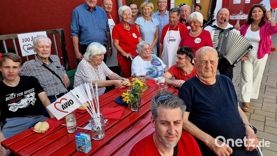 Der Vorstand der Arbeiterwohlfahrt kümmert sich beim Familienfest rege um die Gäste. Bild: R. Kreuzer